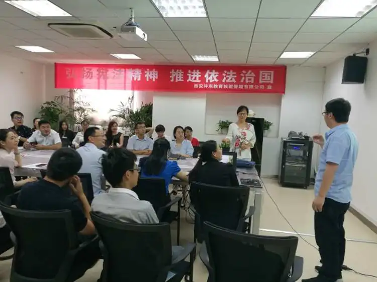 仕赢商学院领导赵聪丽邀请蔺莉来沣东教育给一群上班不久的大学生、研究生讲述端午节的民俗文化。(图2)