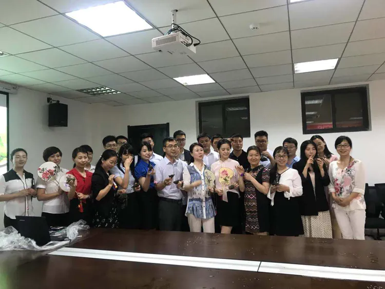 仕赢商学院领导赵聪丽邀请蔺莉来沣东教育给一群上班不久的大学生、研究生讲述端午节的民俗文化。(图5)